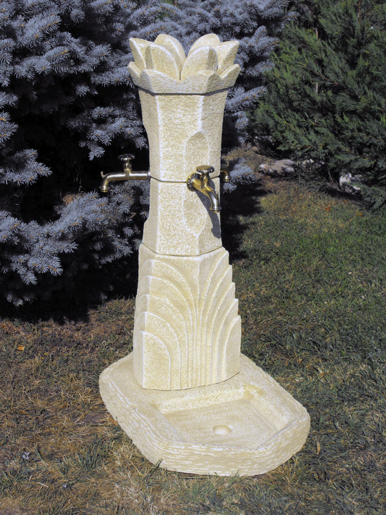Koronás kút, rétegelt hatszög alappal, 108 cm magas  (139.2)
